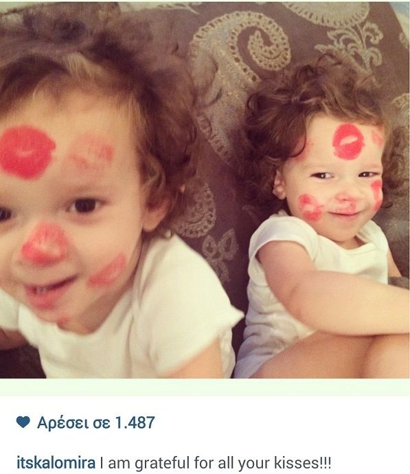 Καλομοίρα: «Έπνιξε» τα διδυμάκια της με φιλιά! (εικόνα)