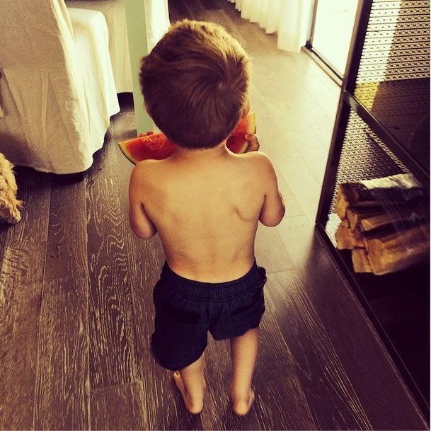 Διάσημη ηθοποιός άφησε γράμμα και κουλουράκια στον Άι Βασίλη και τα έβγαλε φωτογραφία! Ποια είναι; (εικόνες)