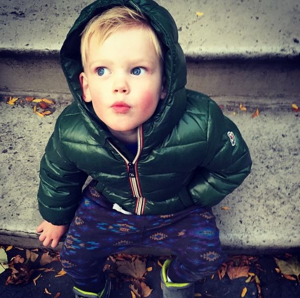 Διάσημη ηθοποιός άφησε γράμμα και κουλουράκια στον Άι Βασίλη και τα έβγαλε φωτογραφία! Ποια είναι; (εικόνες)