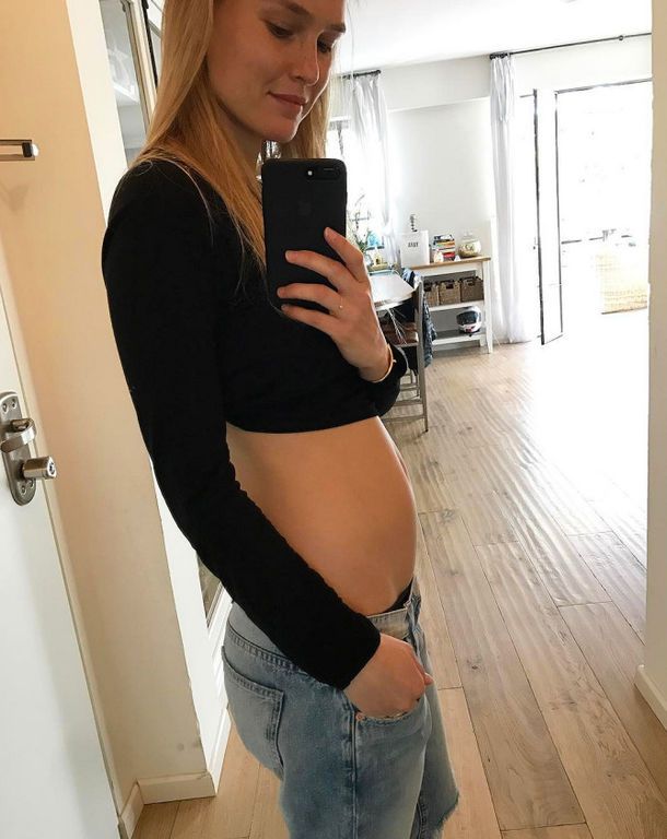 Bar Refaeli: Αντίστροφα μετρά το διάσημο μοντέλο για τον ερχομό του δεύτερου παιδιού της. Μάλιστα, η Refaeli έμεινε έγκυος 7 μήνες, μετά τη γέννηση της κόρης της, Ezra