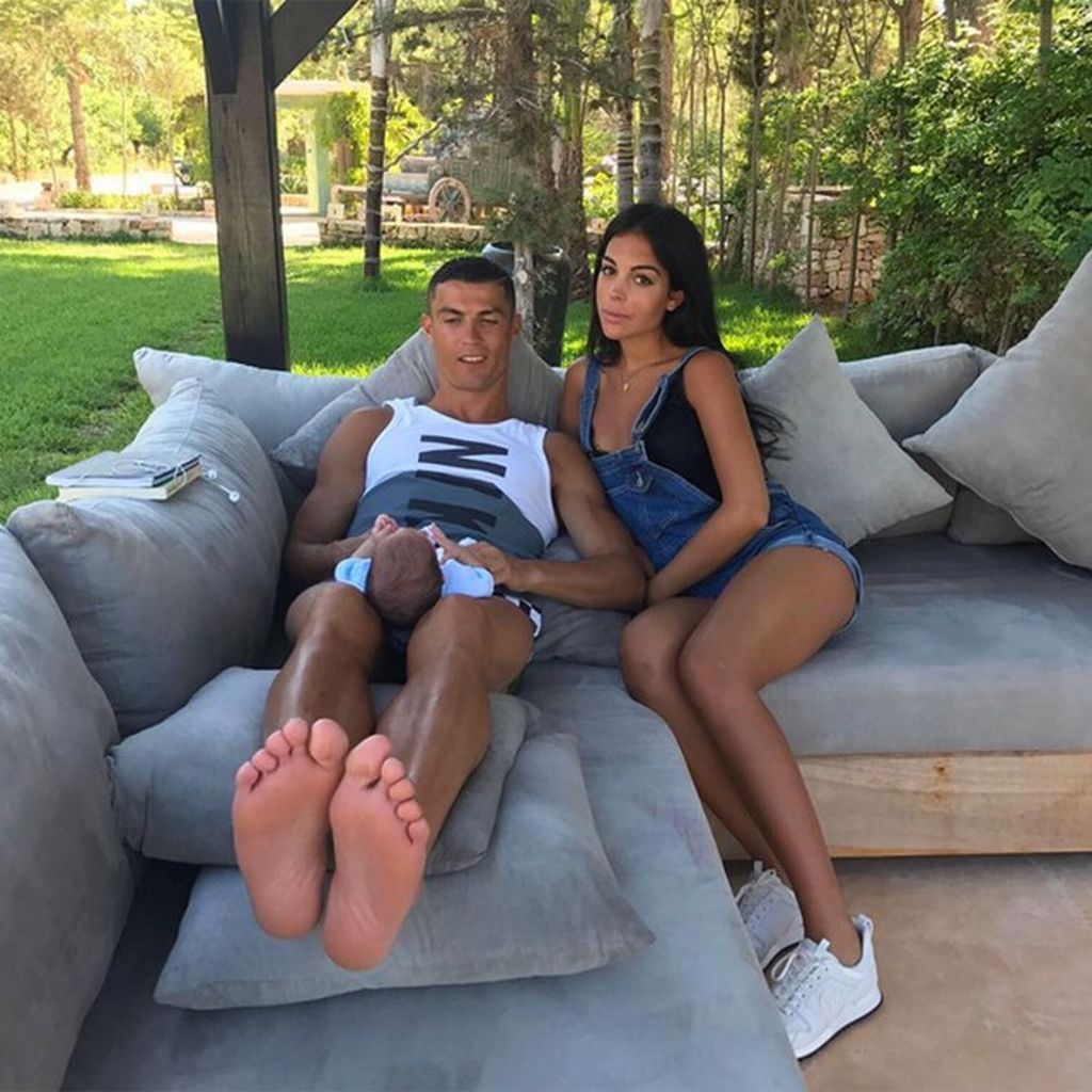 Georgina Rodriguez: Η σύντροφός του Ronaldo περιμένει το πρώτο – για εκείνη – παιδί και το τέταρτο για το διάσημο ποδοσφαιριστή. Μάλιστα, ένα λάθος ποστάρισμα στα social media, φαίνεται ότι «πρόδωσε» το φύλο του μωρού, που είναι κορίτσι