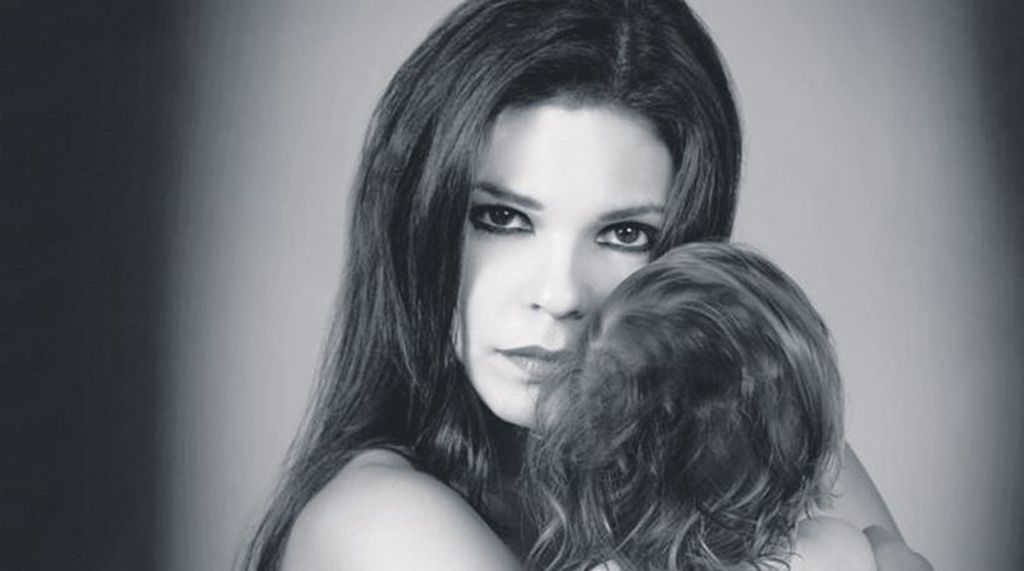 Μαρίνα Ασλάνογλου: Έναν χρόνο μετά το γάμο της, η ηθοποιός περιμένει το πρώτο της παιδί. Η Ασλάνογλου είναι 5 μηνών έγκυος.