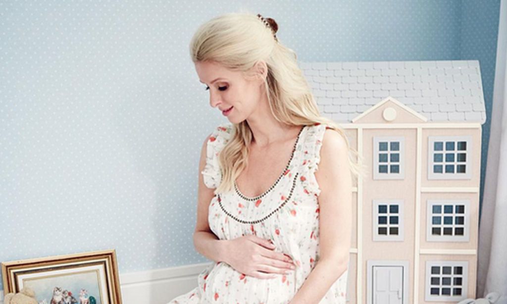 Nicky Hilton: Έγκυος στο «καπάκι» έμεινε και η αδελφή της Paris, η οποία είναι έγκυος ξανά. Η κόρη της «χρυσής» κληρονόμου έγινε 1 έτους, μόλις τον περασμένο Ιούλιο.