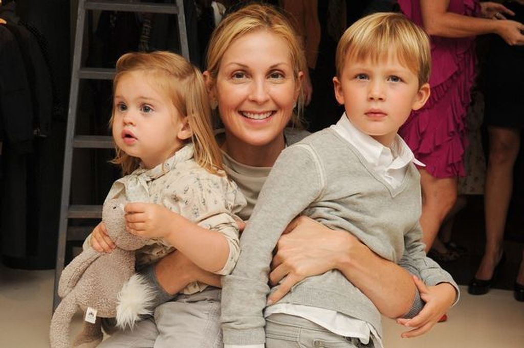 Kelly Rutherford: Η πρωταγωνίστρια της σειράς, Gossip girl, ακόμη ταλαιπωρείται με την κηδεμονία των παιδιών της. Μάλιστα, η δικαστική διαμάχη με τον πρώην σύζυγό της, πήρε διεθνείς διαστάσεις, αφού εκείνος μετά το χωρισμό τους μετακόμισε οριστικά στη Γαλ