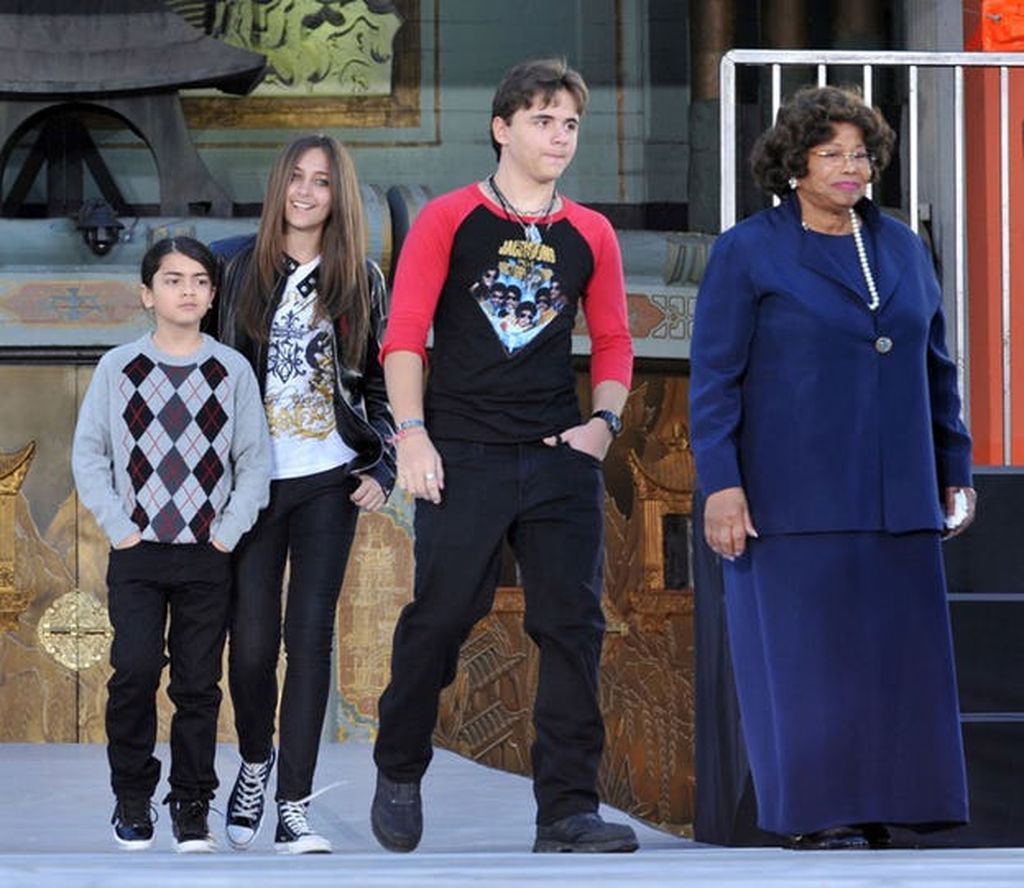 Katherine Jackson: Αν κι εδώ είναι γιαγιά, η μητέρα του Michaele Jackson, μετά το θάνατο ανέλαβε την κηδεμονία των τριών παιδιών του. Αλλά την έχασε, όταν έγινε γνωστό ότι τα είχε παρατήσει μόνα για 10 μέρες, επειδή ήθελε να… ξεκουραστεί. Σήμερα, η γιαγιά