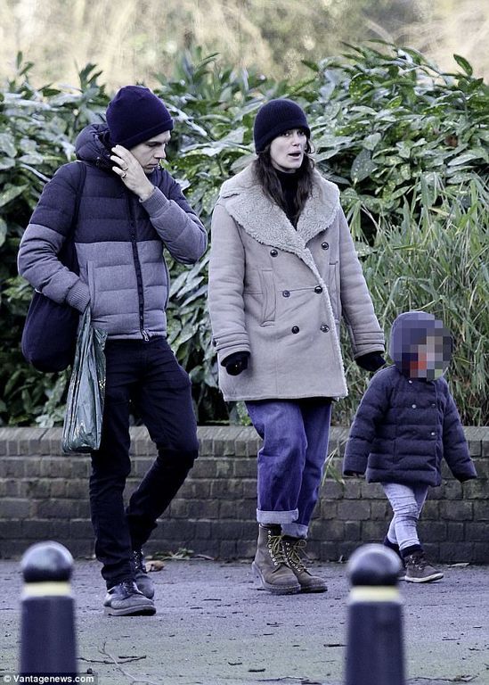 Keira Knightley: Στην παιδική χαρά με το σύζυγό της και τη δίχρονη κόρη τους