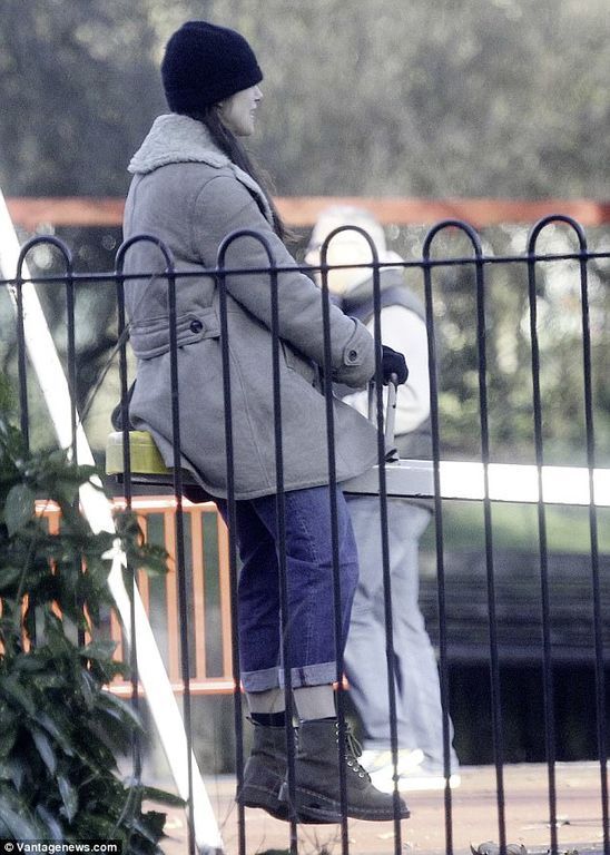 Keira Knightley: Στην παιδική χαρά με το σύζυγό της και τη δίχρονη κόρη τους