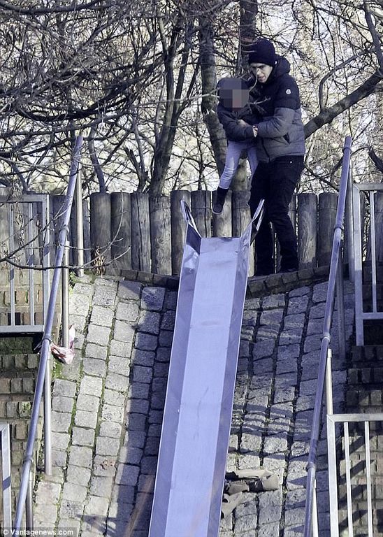 Keira Knightley: Στην παιδική χαρά με το σύζυγό της και τη δίχρονη κόρη τους