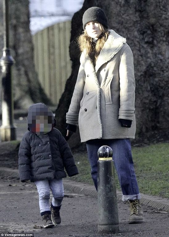 Keira Knightley: Στην παιδική χαρά με το σύζυγό της και τη δίχρονη κόρη τους