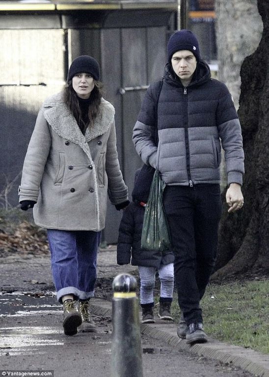 Keira Knightley: Στην παιδική χαρά με το σύζυγό της και τη δίχρονη κόρη τους