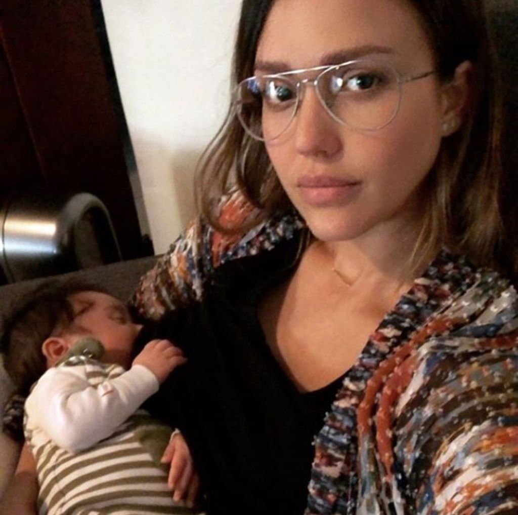 Jessica Alba: Δείτε γιατί όλες οι θηλάζουσες μανούλες ταυτίζονται μαζί της (pics)