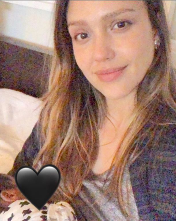 Jessica Alba: Δείτε γιατί όλες οι θηλάζουσες μανούλες ταυτίζονται μαζί της (pics)