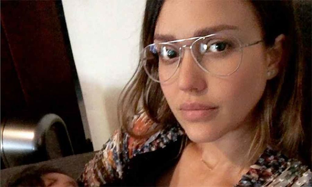 Jessica Alba: Δείτε γιατί όλες οι θηλάζουσες μανούλες ταυτίζονται μαζί της (pics)
