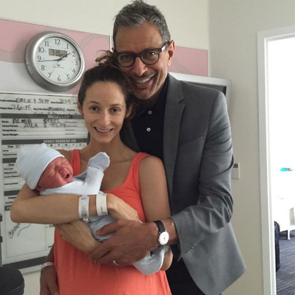 Jeff Goldblum, 62
Ο διάσημος ηθοποιός το 2015 απέκτησε το γιο του, Charlie Ocean. Δύο χρόνια αργότερα κι ενώ ο ίδιος ήταν 64 χρόνων ήρθε στον κόσμο και ο άλλος γιος του,  River Joe