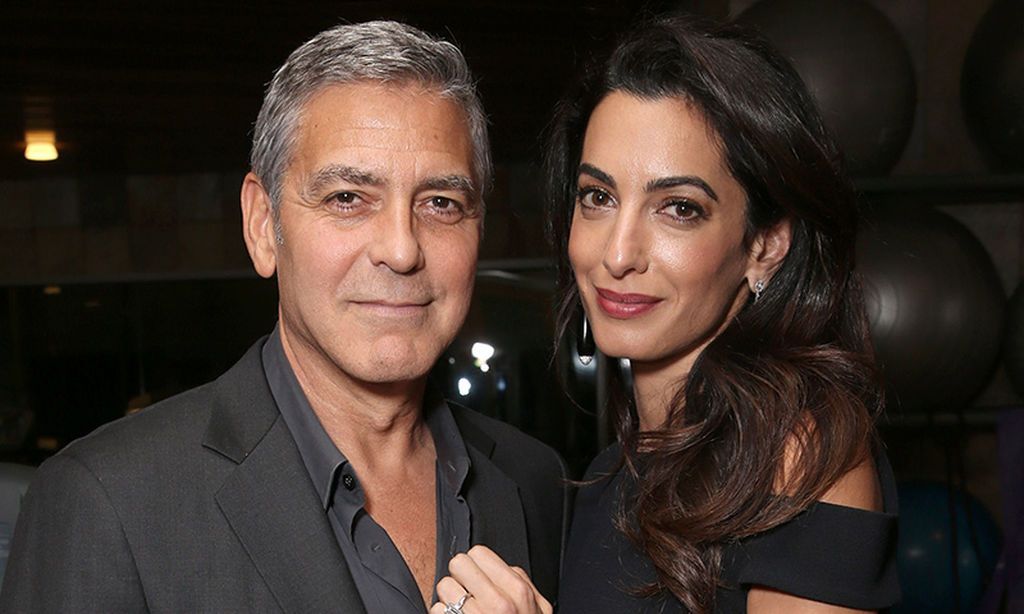 George Clooney, 56
Ορκισμένος εργένης βρήκε τον έρωτα στο πρόσωπο της Amal Allamudinn και όχι μόνο παντρεύτηκε, αλλά το περασμένο καλοκαίρι και σε ηλικία 56 χρόνων απέκτησε τα δίδυμα παιδιά του, Alexander και Ella