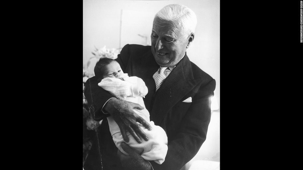 Charlie Chaplin, 73
Πίσω στο μακρινό 1962 και ο διάσημος ηθοποιός δημιούργησε ένα ατομικό ρεκόρ, που άργησε πολλά χρόνια να σπάσει. Έγινε, ο πιο μεγάλος σε ηλικία πατέρας, αφού ο γιος του Christopher James ήρθε στον κόσμο, όταν εκείνος ήταν 73 χρόνων