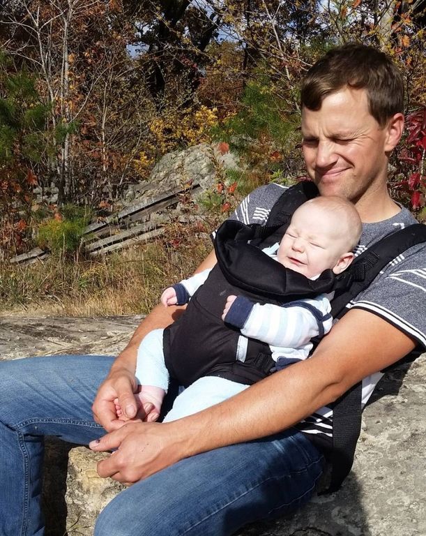 Φωτογραφίες με μπαμπάδες που «φορούν» τα μωρά τους - Ό,τι καλύτερο θα δείτε σήμερα