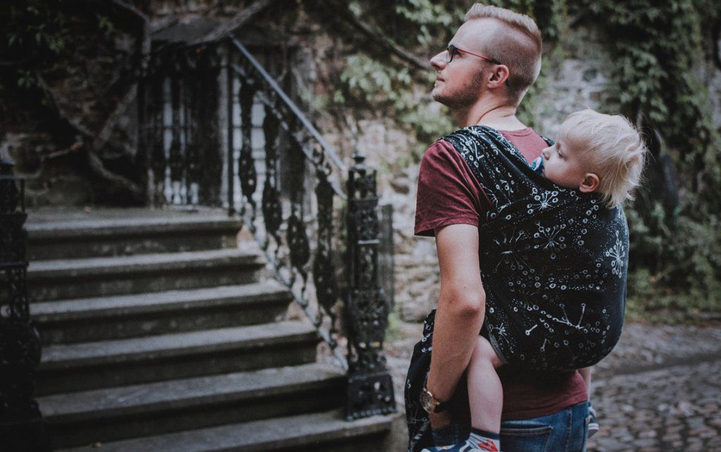 Φωτογραφίες με μπαμπάδες που «φορούν» τα μωρά τους - Ό,τι καλύτερο θα δείτε σήμερα