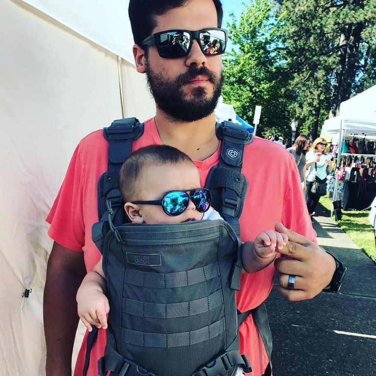 Φωτογραφίες με μπαμπάδες που «φορούν» τα μωρά τους - Ό,τι καλύτερο θα δείτε σήμερα