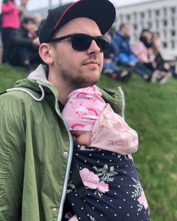 Φωτογραφίες με μπαμπάδες που «φορούν» τα μωρά τους - Ό,τι καλύτερο θα δείτε σήμερα