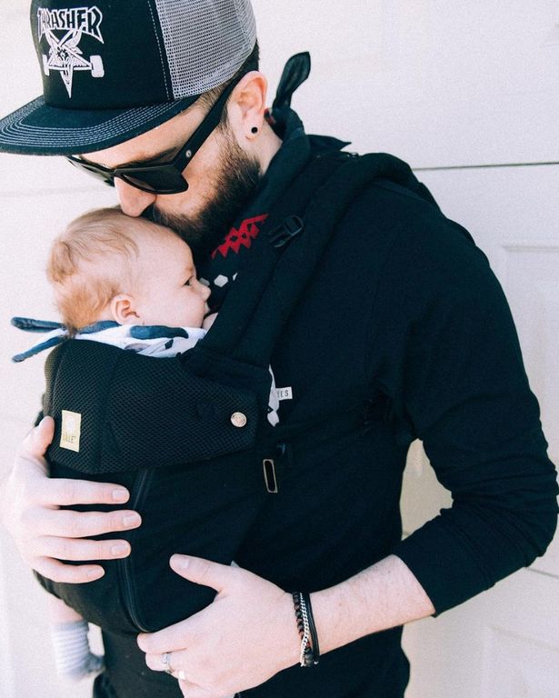 Φωτογραφίες με μπαμπάδες που «φορούν» τα μωρά τους - Ό,τι καλύτερο θα δείτε σήμερα