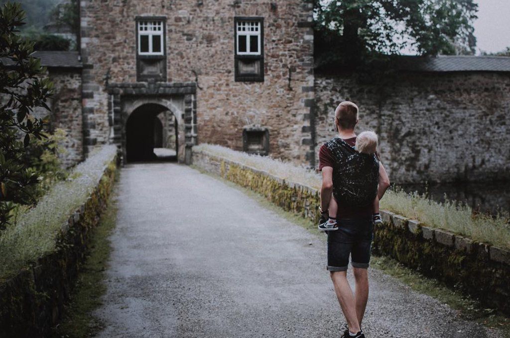 Φωτογραφίες με μπαμπάδες που «φορούν» τα μωρά τους - Ό,τι καλύτερο θα δείτε σήμερα