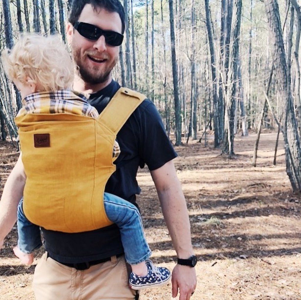 Φωτογραφίες με μπαμπάδες που «φορούν» τα μωρά τους - Ό,τι καλύτερο θα δείτε σήμερα