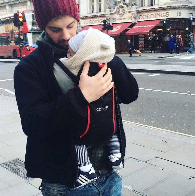 Φωτογραφίες με μπαμπάδες που «φορούν» τα μωρά τους - Ό,τι καλύτερο θα δείτε σήμερα