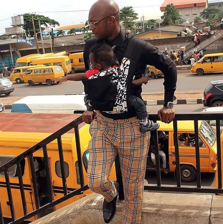 Φωτογραφίες με μπαμπάδες που «φορούν» τα μωρά τους - Ό,τι καλύτερο θα δείτε σήμερα