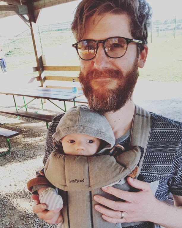 Φωτογραφίες με μπαμπάδες που «φορούν» τα μωρά τους - Ό,τι καλύτερο θα δείτε σήμερα