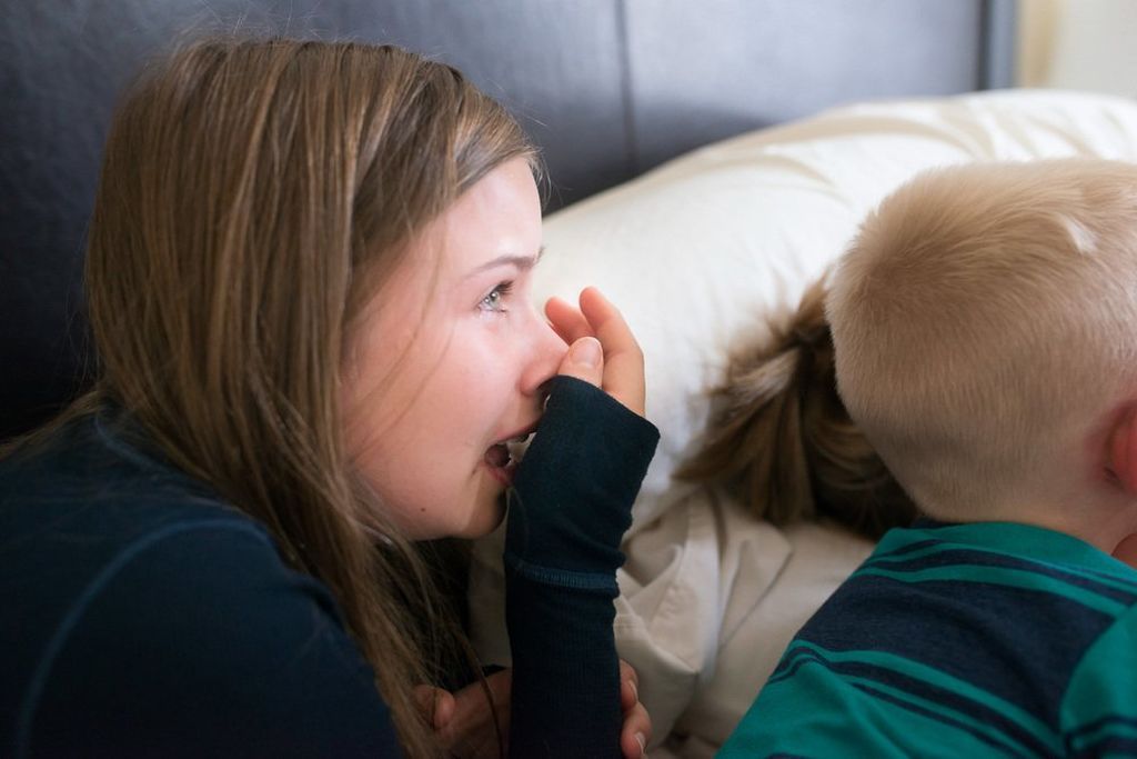 Υπέροχες φωτογραφίες: Μεγαλύτερα αδέλφια συναντούν για πρώτη φορά τα νεογέννητα αδελφάκια τους