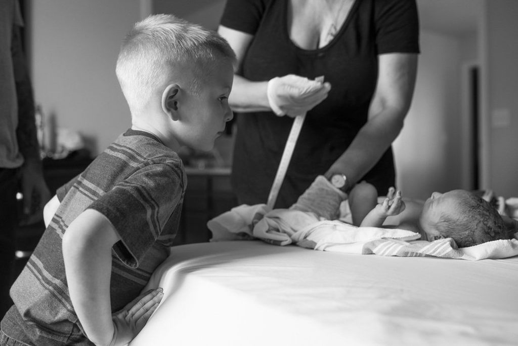 Υπέροχες φωτογραφίες: Μεγαλύτερα αδέλφια συναντούν για πρώτη φορά τα νεογέννητα αδελφάκια τους