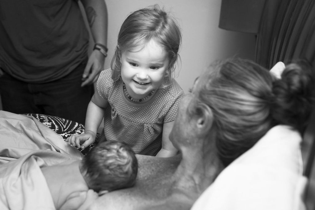 Υπέροχες φωτογραφίες: Μεγαλύτερα αδέλφια συναντούν για πρώτη φορά τα νεογέννητα αδελφάκια τους