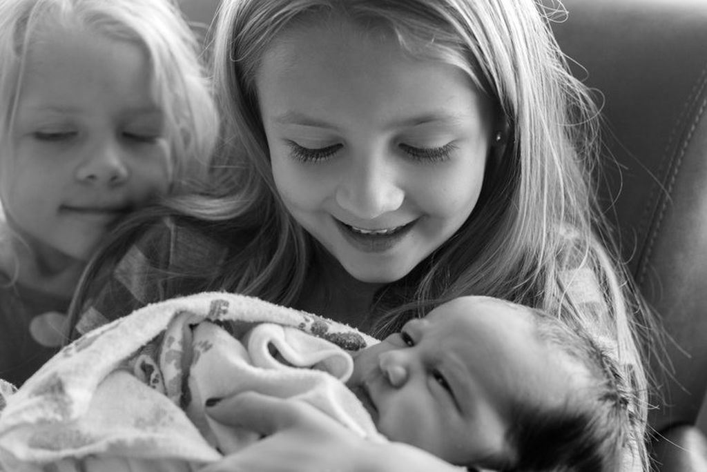 Υπέροχες φωτογραφίες: Μεγαλύτερα αδέλφια συναντούν για πρώτη φορά τα νεογέννητα αδελφάκια τους