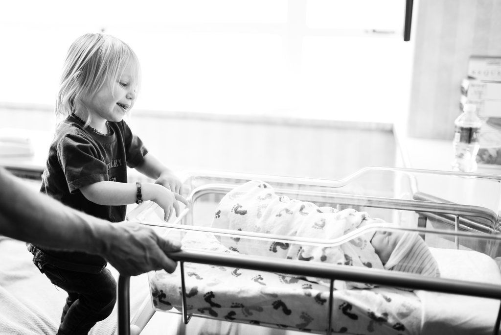 Υπέροχες φωτογραφίες: Μεγαλύτερα αδέλφια συναντούν για πρώτη φορά τα νεογέννητα αδελφάκια τους