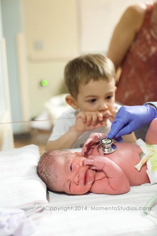 Υπέροχες φωτογραφίες: Μεγαλύτερα αδέλφια συναντούν για πρώτη φορά τα νεογέννητα αδελφάκια τους