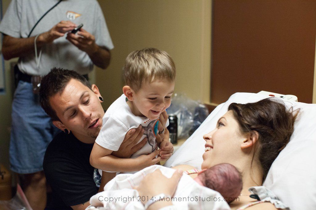 Υπέροχες φωτογραφίες: Μεγαλύτερα αδέλφια συναντούν για πρώτη φορά τα νεογέννητα αδελφάκια τους