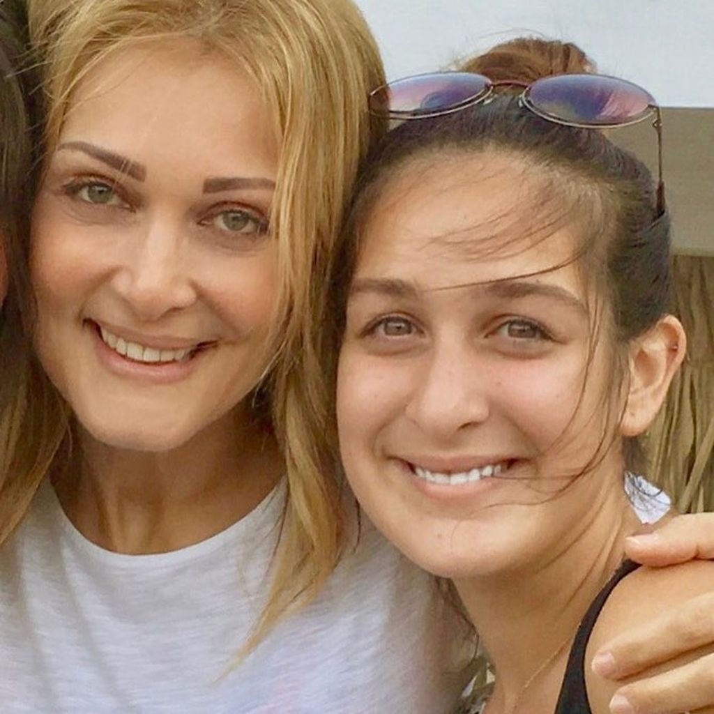 Νατάσα Θεοδωρίδου: Οι σπάνιες φωτογραφίες με τις δύο κόρες της