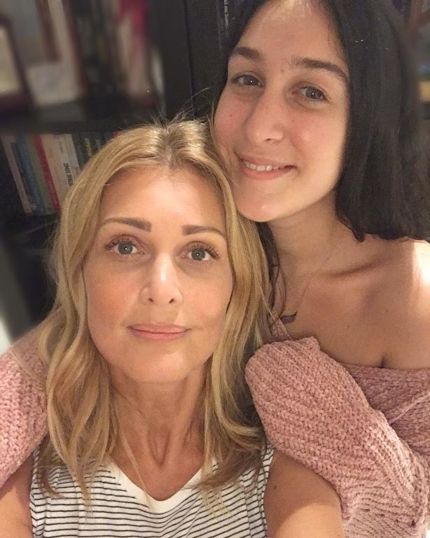 Νατάσα Θεοδωρίδου: Οι σπάνιες φωτογραφίες με τις δύο κόρες της