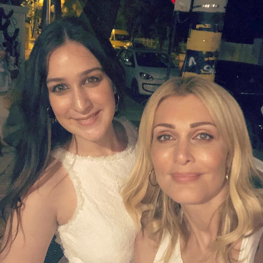 Νατάσα Θεοδωρίδου: Οι σπάνιες φωτογραφίες με τις δύο κόρες της