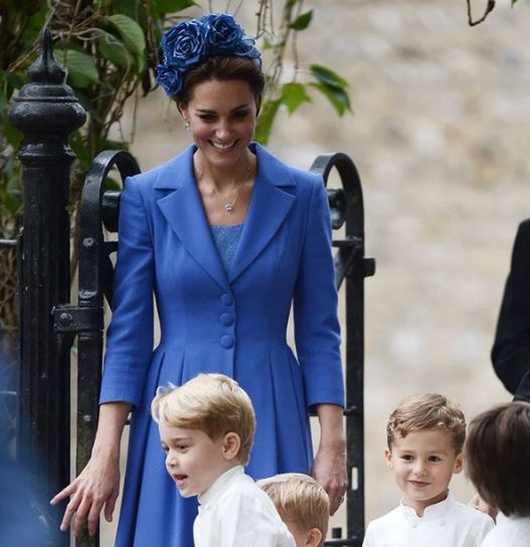 Ο πρίγκιπας George και η πριγκίπισσα Charlotte έκλεψαν την παράσταση σε φιλικό γάμο των γονιών τους 