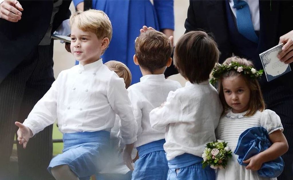 Ο πρίγκιπας George και η πριγκίπισσα Charlotte έκλεψαν την παράσταση σε φιλικό γάμο των γονιών τους 