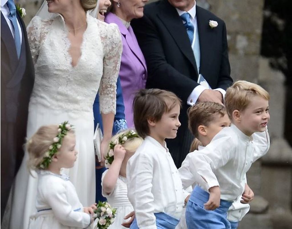 Ο πρίγκιπας George και η πριγκίπισσα Charlotte έκλεψαν την παράσταση σε φιλικό γάμο των γονιών τους 