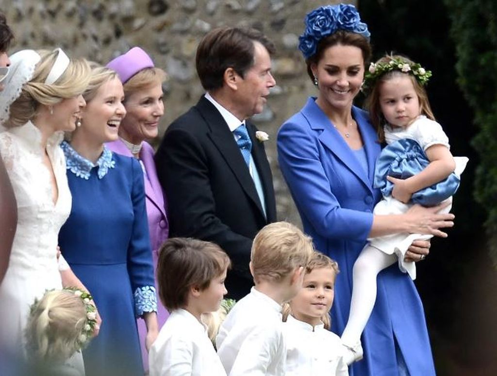 Ο πρίγκιπας George και η πριγκίπισσα Charlotte έκλεψαν την παράσταση σε φιλικό γάμο των γονιών τους 