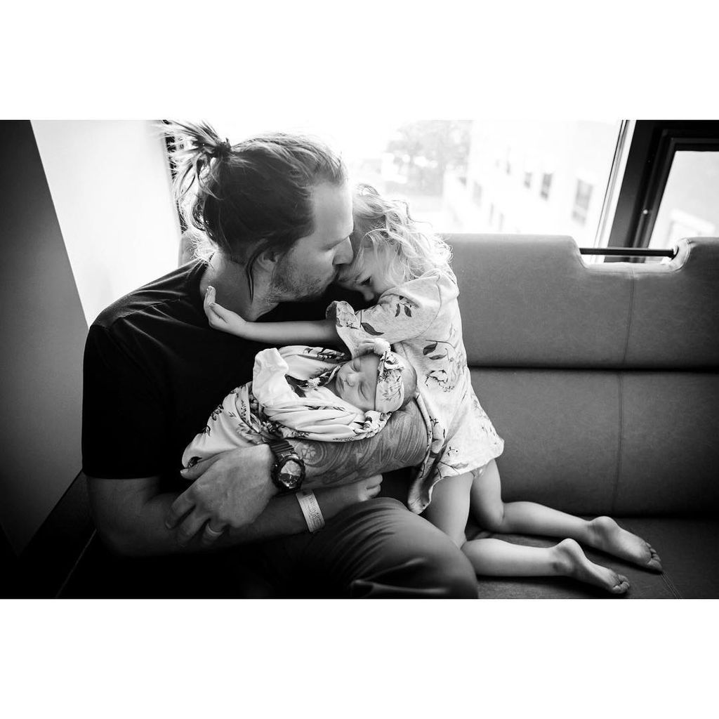 Ό,τι πιο τρυφερό θα δείτε σήμερα! Μπαμπάδες στην αίθουσα τοκετού (pics)