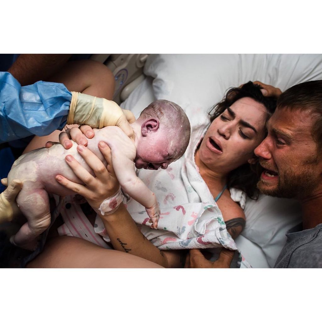 Ό,τι πιο τρυφερό θα δείτε σήμερα! Μπαμπάδες στην αίθουσα τοκετού (pics)