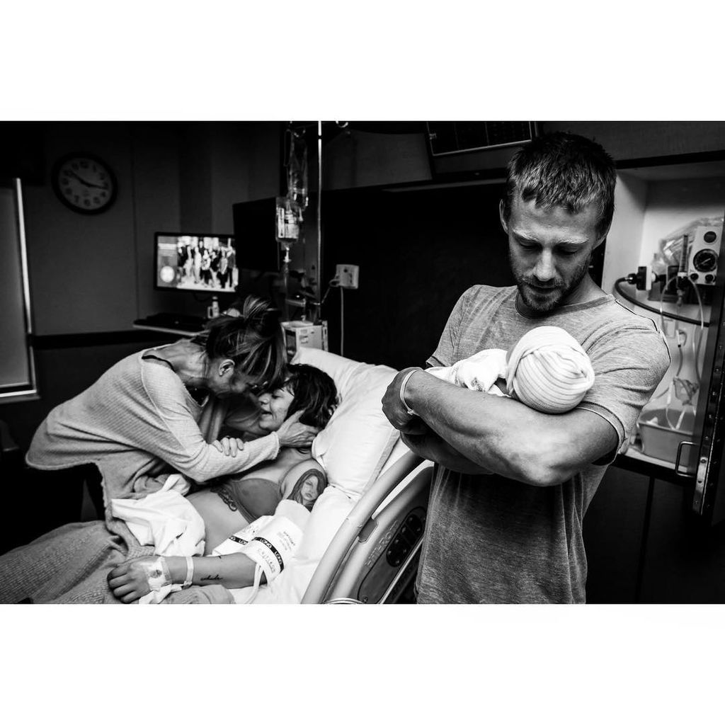 Ό,τι πιο τρυφερό θα δείτε σήμερα! Μπαμπάδες στην αίθουσα τοκετού (pics)