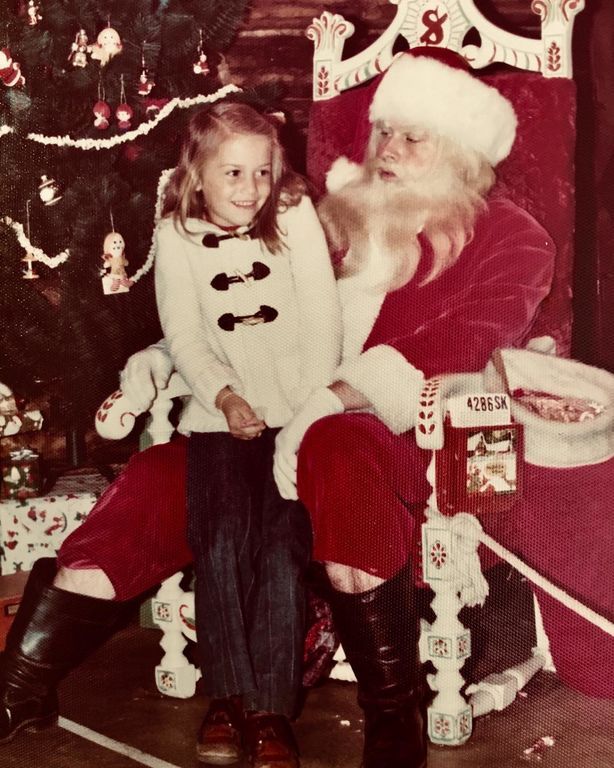 Ποια διάσημη τραγουδίστρια είναι το κοριτσάκι της φωτογραφίας; (pics)