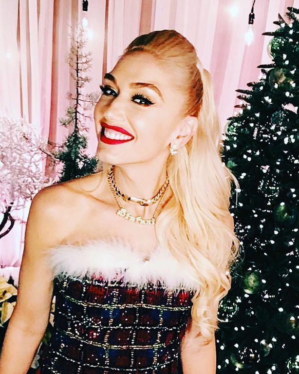 Ποια διάσημη τραγουδίστρια είναι το κοριτσάκι της φωτογραφίας; (pics)