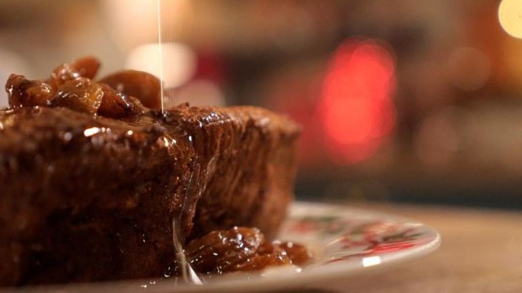 Πανεύκολη πουτίγκα με τσουρέκι και σιρόπι μελιού (vid)